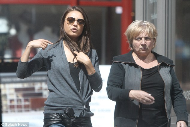 Foto di Mila Kunis  & il suo madre  Elvira Kunis