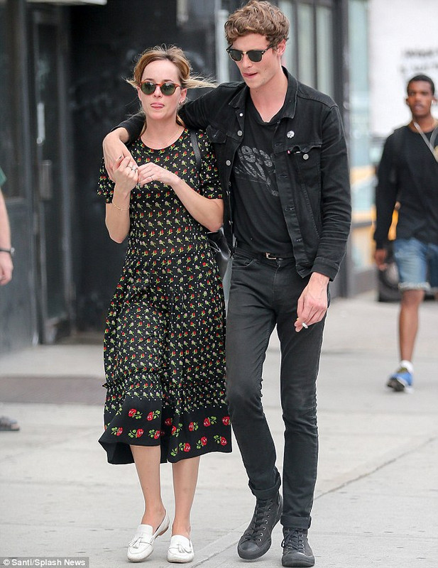    Dakota Johnson med Kæreste Matthew Hitt 