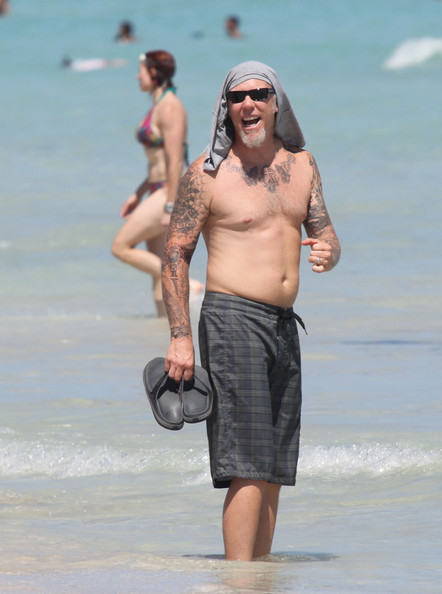 Der Christian
 Löwe ohne shirt, und mit dünne Körper am Strand
