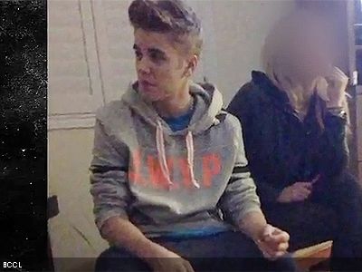 Justin Bieber aan het roken
