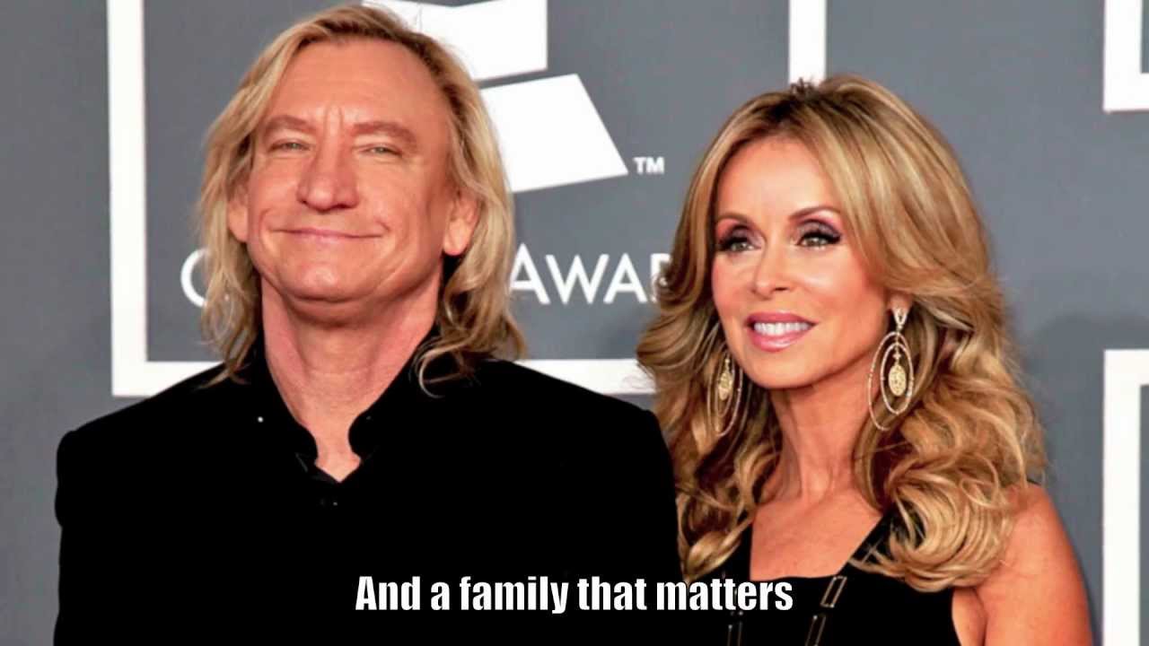 Joe Walsh med familie i billedet
  