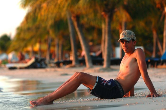 Med atletisk kropp på stranden
