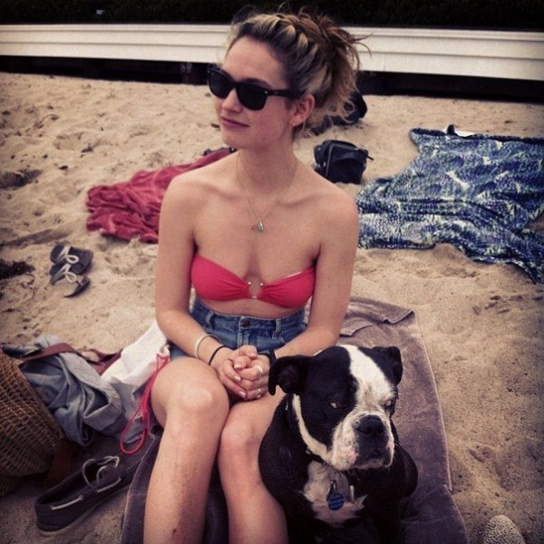 Mit ihre attraktive Körper und Hellbraun Haartyp ohne BH (BH-Größe 32B) auf Strand im Bikini
