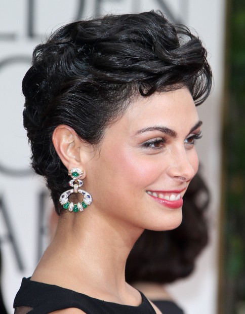 Cabelo preto e penteado ousado de Morena Baccarin  em 2024