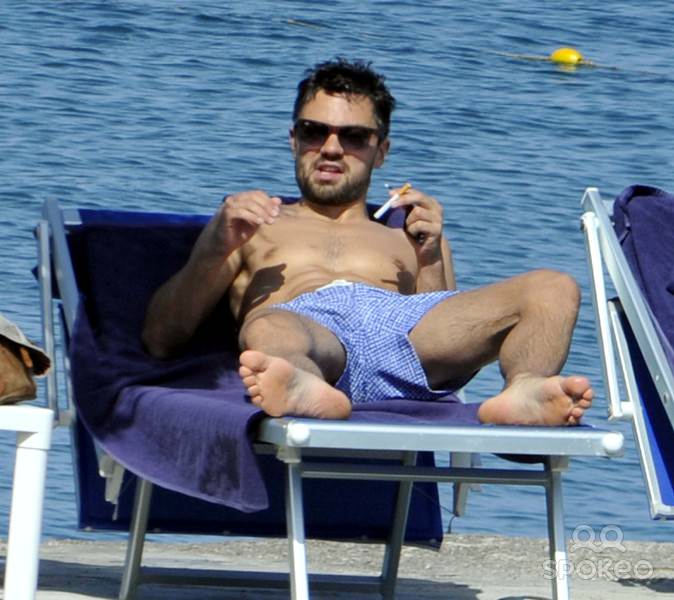 Dominic Cooper aan het roken
