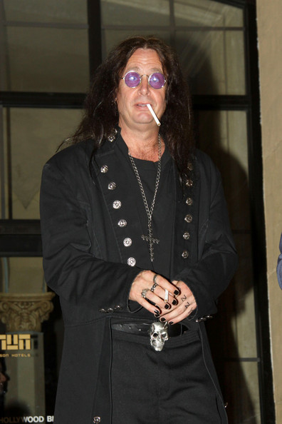 Ozzy Osbourne fumando un cigarrillo (o marihuana)
