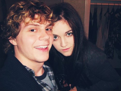    Evan Peters con Soltero  