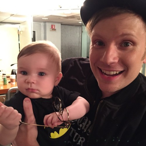   Foto på Patrick Stump  & hans  Son  Declan Stump