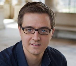 Cabelo castanho claro e penteado alternativo de Chris Hayes  em 2024