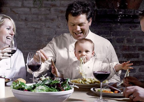 Foto de la família del(de la) personaje de tv &  chef, casada con Tolan Clark, famoso por Globe Trekker, Tyler's Ultimate, The Great Food Truck Race.
  