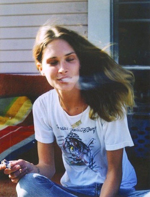 Erin Burnett røyker sigarett (eller hasj)
