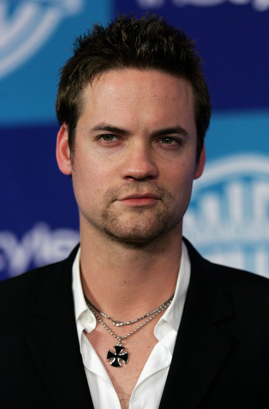 Cabello Café claro y peinado vistoso de Shane West  en 2024