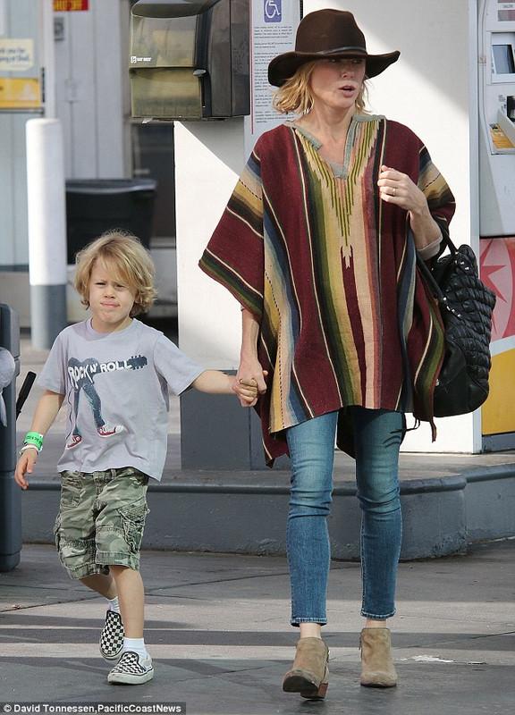 Photo de Julie Bowen  & son fils  Gustav Phillips