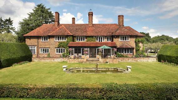 Photo: la maison de Roger Moore en Denham, Buckinghamshire, UK.
