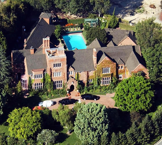 Photo: house/residence of the cool fun talented  18 million earning Los Angeles, California, USA-resident
