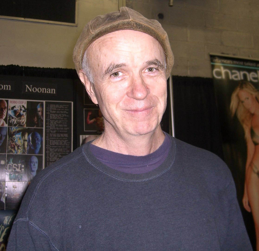Photo de Tom Noonan avec un hauteur de 196 cm et à l’age de 73 en 2024