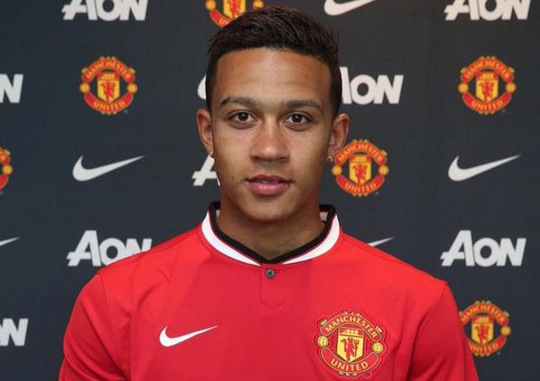 Cabelo preto e penteado militar de Memphis Depay  em 2024