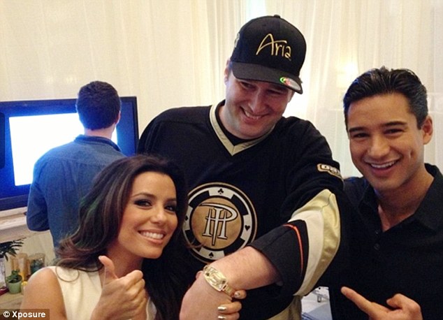 Foto de Phil Hellmuth  e seu(sua) amigo(a) Eva