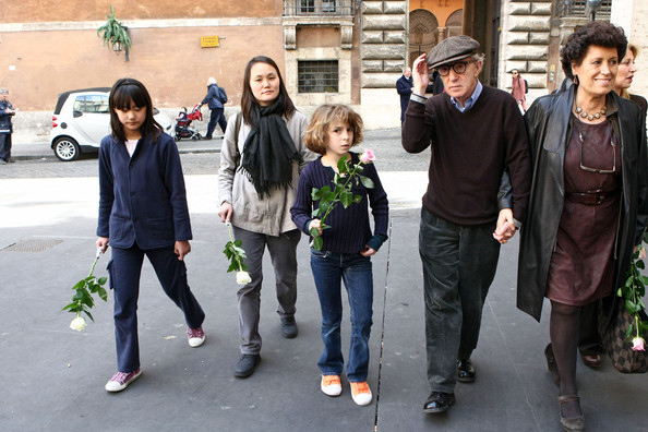 Woody Allen med familie på bildet
  