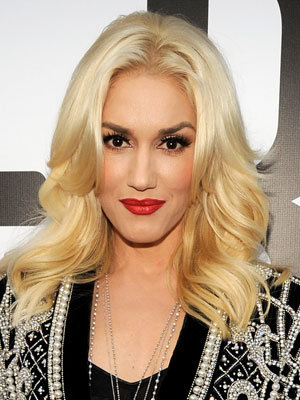 Gwen Stefani s 2024 Medel blond hår & alternativ hårstil.
