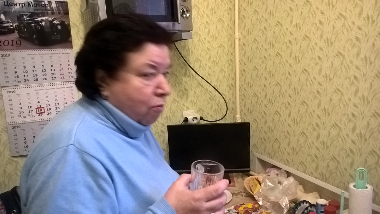 Бабуля 60 лет пихает игрушку в волосатую пиздень