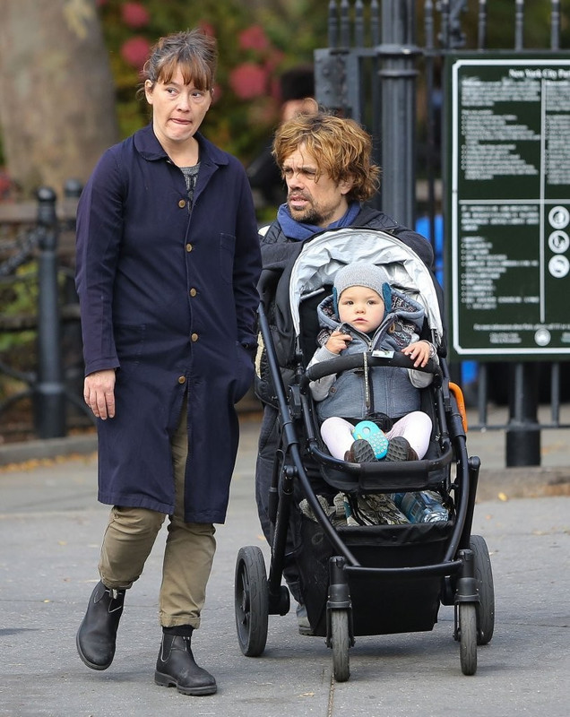 Familienfoto von Schauspieler, heiratet zu Erica Schmidt,erkennt für Game of Thrones, Death at a Funeral & X-men.
  