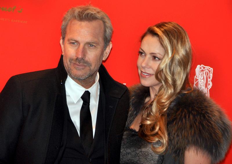    Kevin Costner med elskværdige, ønskværdige, attraktive, Kone Christine Baumgartner 