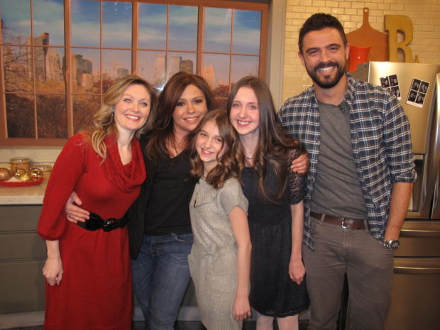 Photo de famille de la personnalité de la télévision, marié à John M. Cusimano,  célèbre pour 30 Minute Meals, Rachael Ray's Open House Cookbook and Comfort Foods.
  