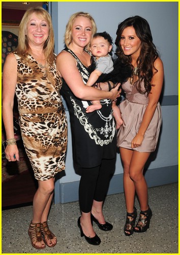 Ashley Tisdale med familie på bildet
  