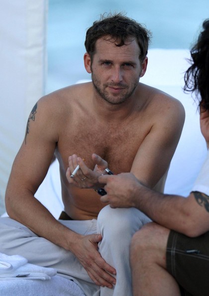 Josh Lucas fumando un cigarrillo (o marihuana)
