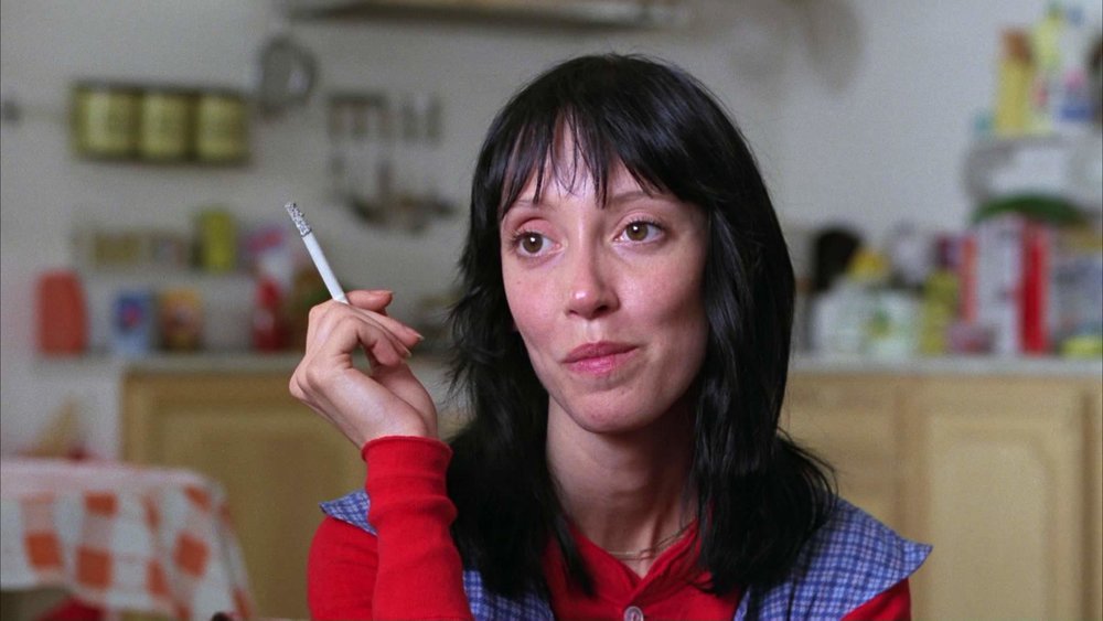 Shelley Duvall røyker sigarett (eller hasj)
