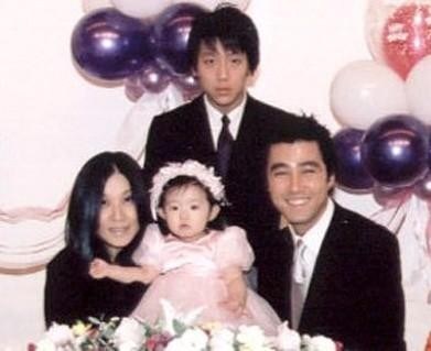 Photo de famille de la comédien, marié à Lee Soo-jin, célèbre pour Blood Rain, Secret, Man on High Heels.
  