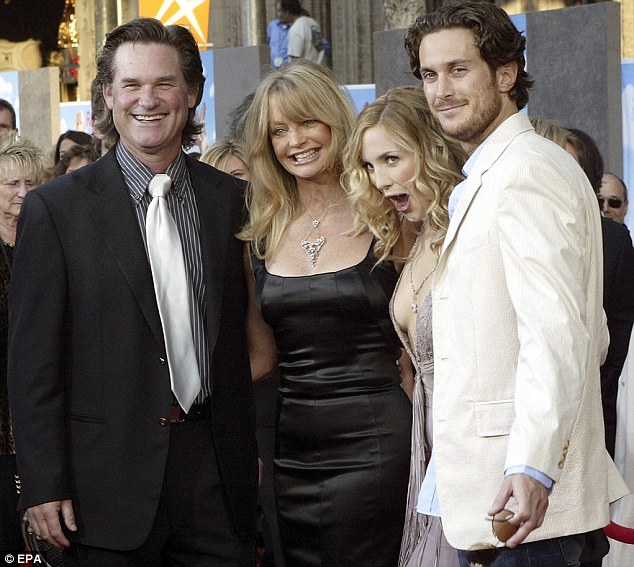 Photo de famille de la comédienne, marié à Kurt Russell,  célèbre pour Good Morning, World, Wildcats, Phineas and Ferb.
  