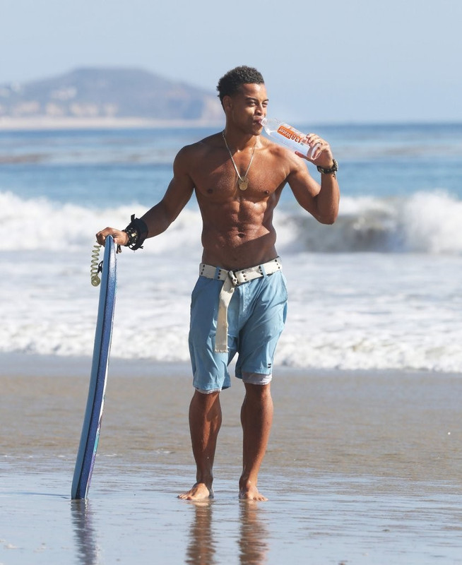 Com uma devoção
ao espiritismo
,
 Capricórnio mostrando seu corpo nu, com forma atlética na praia
