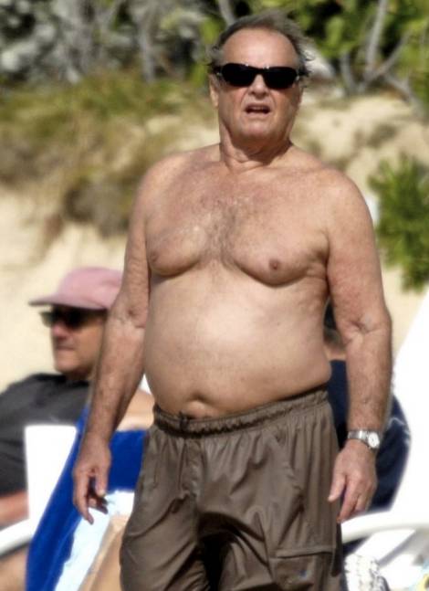 Com uma devoção
o ateísmo
,
 Touro mostrando seu corpo nu, com forma rechonchuda na praia
