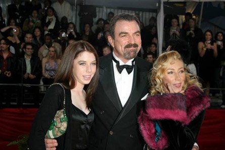 Tom Selleck med familie på bildet
  