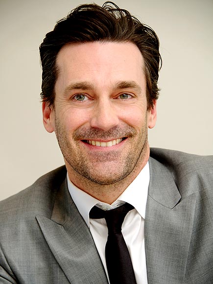 Jon Hamm 2024 Dunkelbraun Haar & überkämmen Haarstil.
