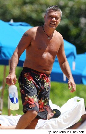 Der geistige
 Wassermann ohne shirt, und mit schlanke Körper am Strand
