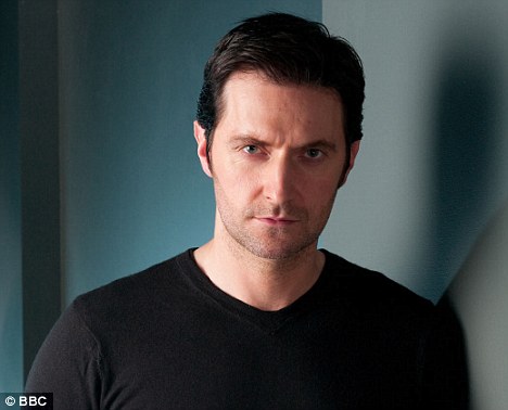 Cabello Café oscuro y peinado alternativo de Richard Armitage  en 2024