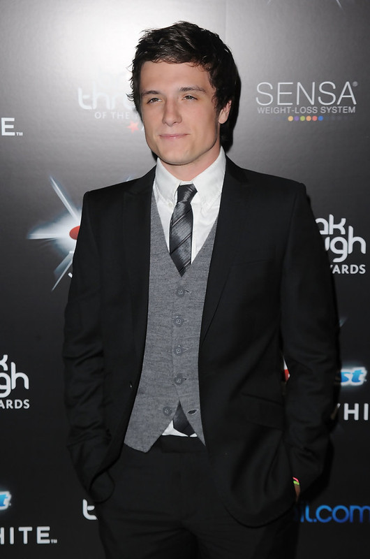 Josh Hutcherson  2024 Marrone scuro capelli & alternativo stile dei capelli.
