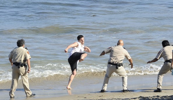 Der jüdische
 Zwillinge ohne shirt, und mit dünne Körper am Strand
