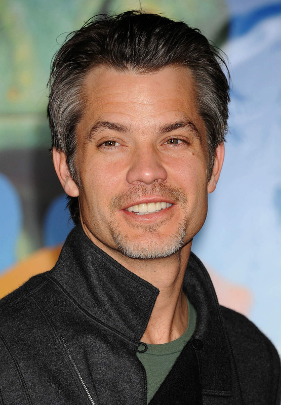 Timothy Olyphant  2024 Marrone scuro capelli & alternativo stile dei capelli.
