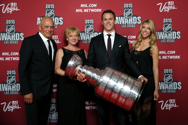 Foto di famiglia di giocatore di hockey su ghiaccio, frequentato Lindsey Vecchione, celebre per Canada, Chicago Blackhawks.
  