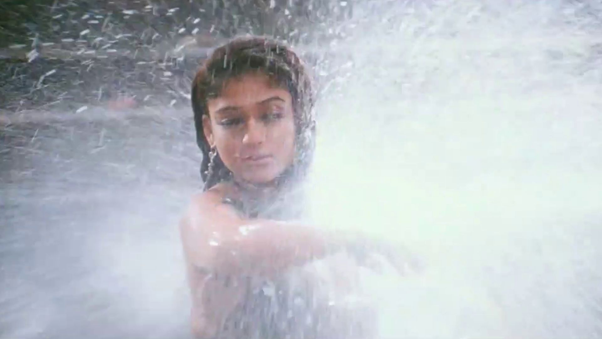 Nayanthara Hot In Rain