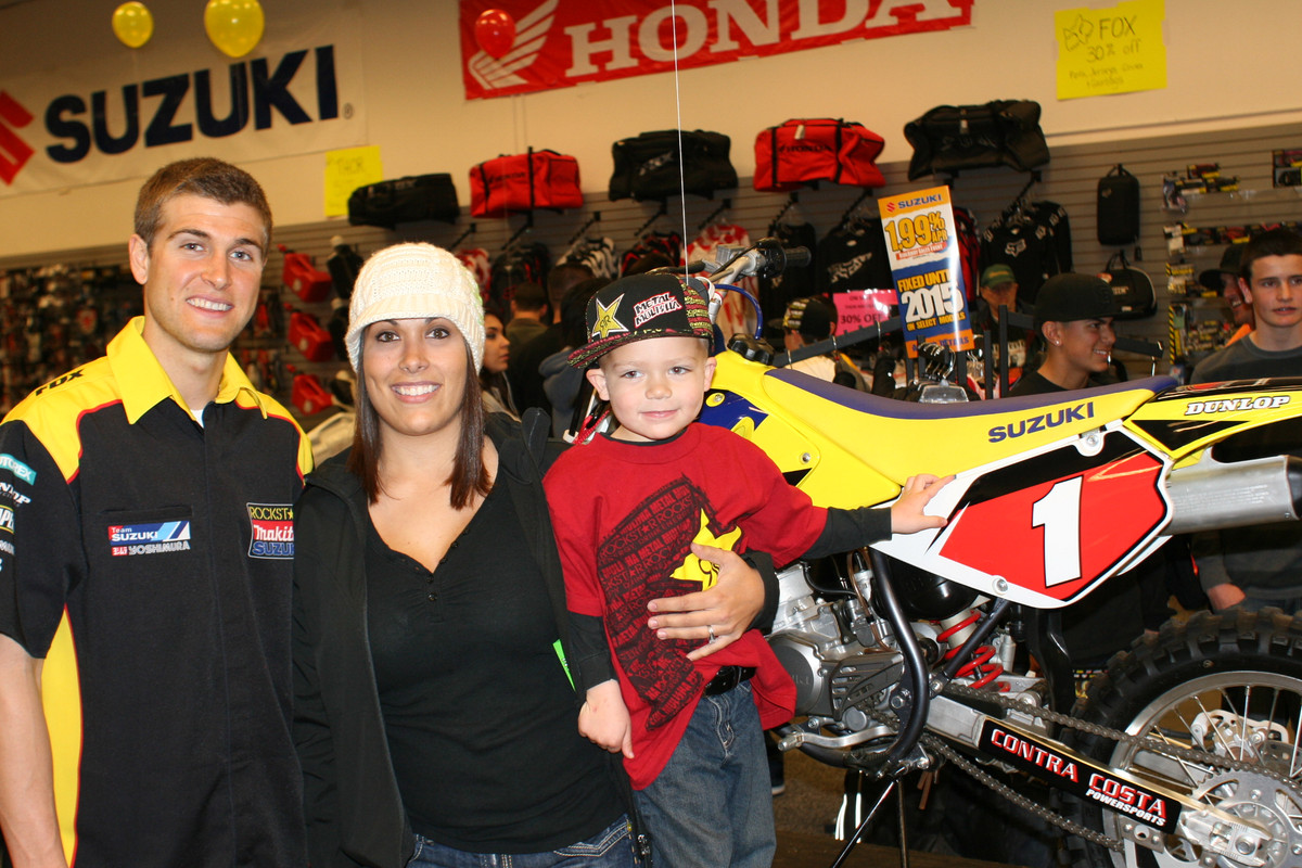 Foto di famiglia di atleta &  pilota, sposata con Lindsay Dungey, celebre per AMA Supercross and Motocross championships.
  