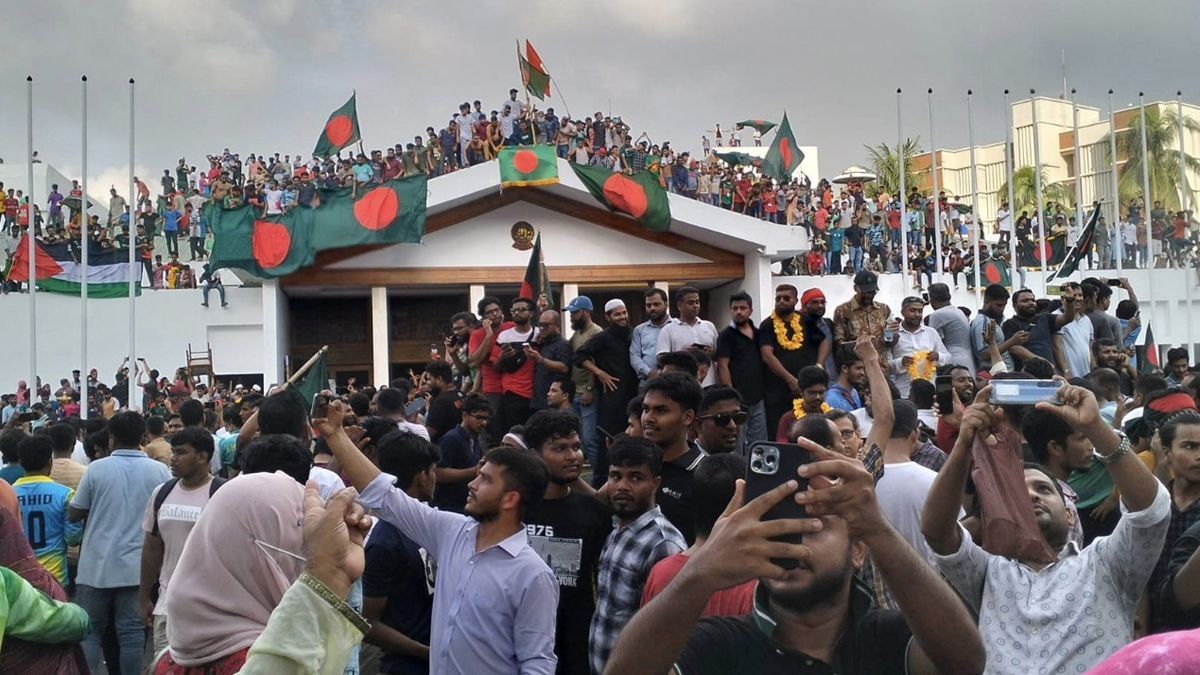 গণভবন ও প্রধানমন্ত্রীর কার্যালয়ে গণজোয়ার, হাজার হাজার মানুষের উল্লাস গণভবন ও প্রধানমন্ত্রীর কার্যালয়ে গণজোয়ার, হাজার হাজার মানুষের উল্লাস