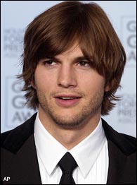 Ashton Kutcher 2024 Dunkelbraun Haar & unkonventionell Haarstil.
