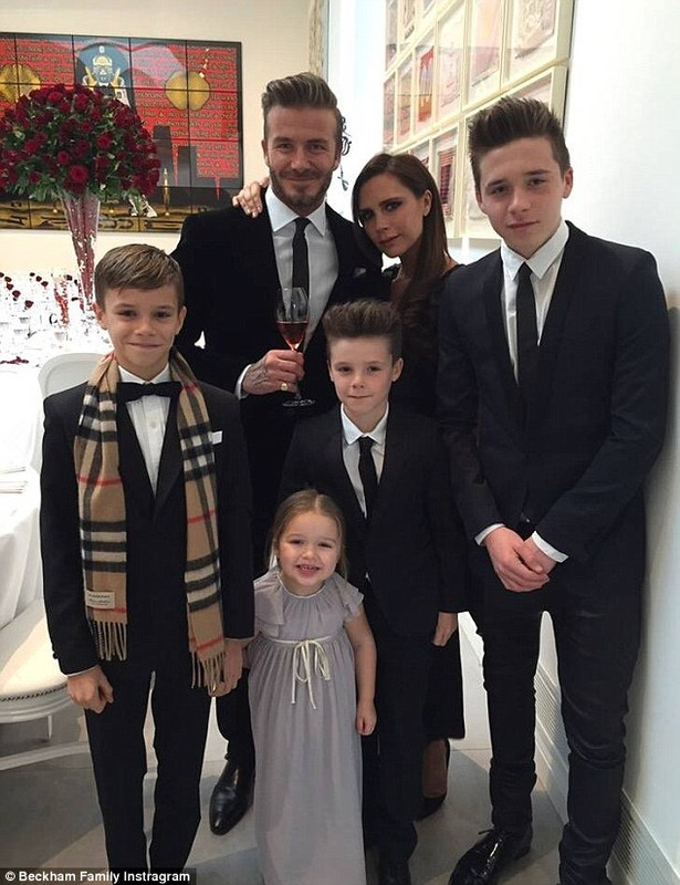Familienfoto von TV-Persönlichkeit,  Modell &  Designer, heiratet zu David Beckham, erkennt für Spice Girls, American Idol & Victoria Beckham.
  
