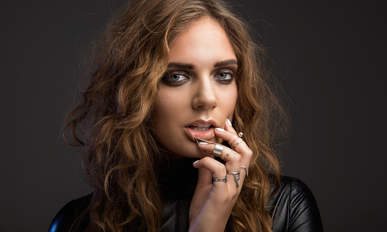 Tove Lo  - 2024 Light brown hair & chic hair style.
