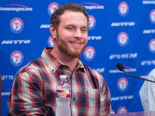 Cabelo castanho claro e penteado alternativo de Josh Hamilton  em 2024